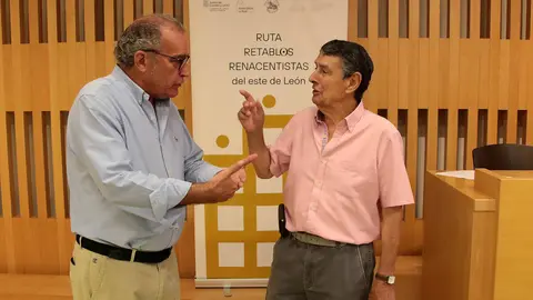 El presidente de la Fundación Sierra Pambley, Graciliano Palomo; el director de Innovación del área de Cultura, Patrimonio y Paisaje de la Fundación Santa María la Real, Gumersindo Bueno, y el secretario de la Asociación Cultural Balle de Scapa, Jesús Revilla, presentan la exposición 'Ruta de los retablos renacentistas del Este de León'. Foto: Peio García.