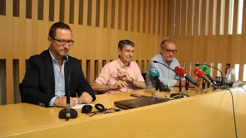 El presidente de la Fundación Sierra Pambley, Graciliano Palomo; el director de Innovación del área de Cultura, Patrimonio y Paisaje de la Fundación Santa María la Real, Gumersindo Bueno, y el secretario de la Asociación Cultural Balle de Scapa, Jesús Revilla, presentan la exposición 'Ruta de los retablos renacentistas del Este de León'. Foto: Peio García.
