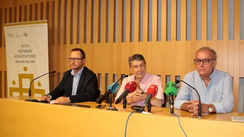El presidente de la Fundación Sierra Pambley, Graciliano Palomo; el director de Innovación del área de Cultura, Patrimonio y Paisaje de la Fundación Santa María la Real, Gumersindo Bueno, y el secretario de la Asociación Cultural Balle de Scapa, Jesús Revilla, presentan la exposición 'Ruta de los retablos renacentistas del Este de León'. Foto: Peio García.
