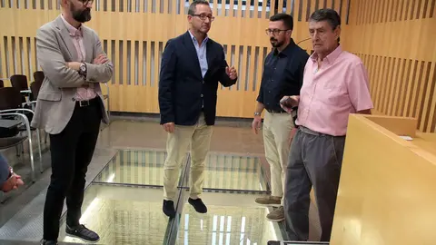 El presidente de la Fundación Sierra Pambley, Graciliano Palomo; el director de Innovación del área de Cultura, Patrimonio y Paisaje de la Fundación Santa María la Real, Gumersindo Bueno, y el secretario de la Asociación Cultural Balle de Scapa, Jesús Revilla, presentan la exposición 'Ruta de los retablos renacentistas del Este de León'. Foto: Peio García.