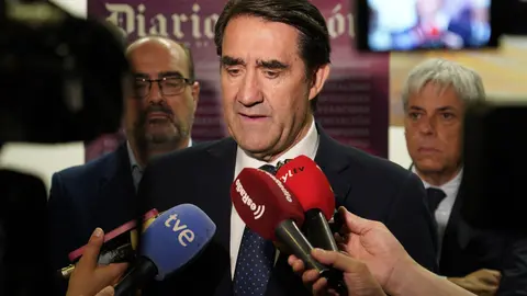 El consejero de Medio Ambiente, Vivienda y Ordenación del Territorio de la Junta de Castilla y León, Juan Carlos Suárez-Quiñones, inaugura la jornada 'Claves de futuro: Transición energética, industria y redes' organizada por Diario de León. Foto: César Sánchez.