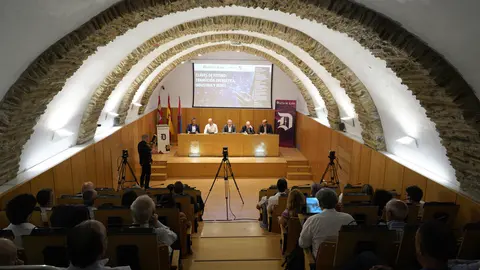 El consejero de Medio Ambiente, Vivienda y Ordenación del Territorio de la Junta de Castilla y León, Juan Carlos Suárez-Quiñones, inaugura la jornada 'Claves de futuro: Transición energética, industria y redes' organizada por Diario de León. Foto: César Sánchez.