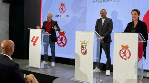 La Cultural y Deportiva Leonesa ya forma parte oficialmente de la Liga Hypermotion, la Segunda División del fútbol español. El club fue presentado este lunes junto a los otros tres equipos incorporados a la categoría: Ceuta, Andorra y Real Sociedad B, en un acto institucional que supone el inicio de una nueva etapa para la entidad leonesa. Fotos: Ayto León