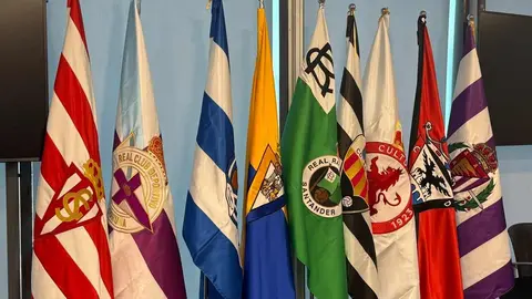 La Cultural y Deportiva Leonesa ya forma parte oficialmente de la Liga Hypermotion, la Segunda División del fútbol español. El club fue presentado este lunes junto a los otros tres equipos incorporados a la categoría: Ceuta, Andorra y Real Sociedad B, en un acto institucional que supone el inicio de una nueva etapa para la entidad leonesa. Fotos: Ayto León