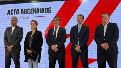 La Cultural y Deportiva Leonesa ya forma parte oficialmente de la Liga Hypermotion, la Segunda División del fútbol español. El club fue presentado este lunes junto a los otros tres equipos incorporados a la categoría: Ceuta, Andorra y Real Sociedad B, en un acto institucional que supone el inicio de una nueva etapa para la entidad leonesa. Fotos: Ayto León