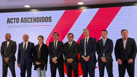 La Cultural y Deportiva Leonesa ya forma parte oficialmente de la Liga Hypermotion, la Segunda División del fútbol español. El club fue presentado este lunes junto a los otros tres equipos incorporados a la categoría: Ceuta, Andorra y Real Sociedad B, en un acto institucional que supone el inicio de una nueva etapa para la entidad leonesa. Fotos: Ayto León