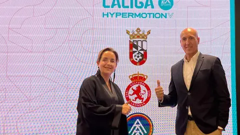 La Cultural y Deportiva Leonesa ya forma parte oficialmente de la Liga Hypermotion, la Segunda División del fútbol español. El club fue presentado este lunes junto a los otros tres equipos incorporados a la categoría: Ceuta, Andorra y Real Sociedad B, en un acto institucional que supone el inicio de una nueva etapa para la entidad leonesa. Fotos: Ayto León