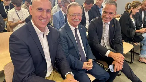 La Cultural y Deportiva Leonesa ya forma parte oficialmente de la Liga Hypermotion, la Segunda División del fútbol español. El club fue presentado este lunes junto a los otros tres equipos incorporados a la categoría: Ceuta, Andorra y Real Sociedad B, en un acto institucional que supone el inicio de una nueva etapa para la entidad leonesa. Fotos: Ayto León
