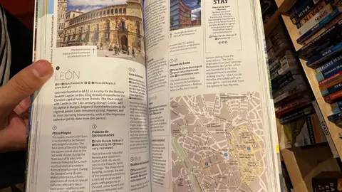 Imagen de monumentos de la ciudad de León, que ocupa dos caras completas en la guía turística localizada en una librería estadounidense.