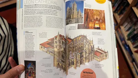 Imagen de la Catedral de León, que ocupa dos caras completas en la guía turística localizada en una librería estadounidense.