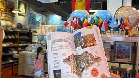 Imagen de la Catedral de León, que ocupa dos caras completas en la guía turística localizada en una librería estadounidense.