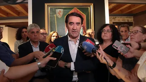 La Comisión Gestora del Partido Popular de León quedó hoy constituida bajo la presidencia de Juan Carlos Suárez-Quiñones y echa a andar con varios objetivos, entre los que destacó el “rearme y fortalecimiento del partido” de forma que se logre “coser con una integración total de las distintas sensibilidades que pueda haber”. Fotos: Peio García
