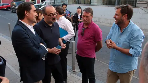 La Comisión Gestora del Partido Popular de León quedó hoy constituida bajo la presidencia de Juan Carlos Suárez-Quiñones y echa a andar con varios objetivos, entre los que destacó el “rearme y fortalecimiento del partido” de forma que se logre “coser con una integración total de las distintas sensibilidades que pueda haber”. Fotos: Peio García