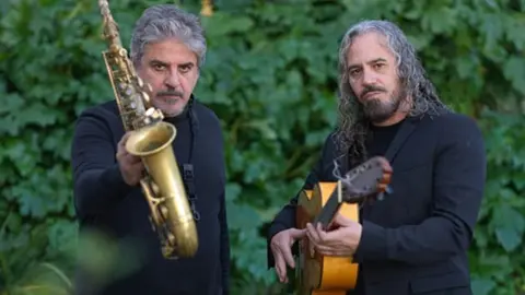 2.Diez, el dúo formado por Gautama del Campo (saxofón) y Ezequiel Reina (guitarra).