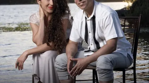‘Olas y arenas’, un homenaje a la cantante puertorriqueña Sylvia Rexach interpretado por la vocalista Ángela Cervantes y el pianista Pepe Rivero.