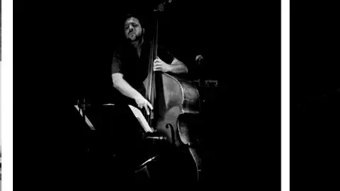 Trío Tenor Capital, compuesto por Javier Moreno (contrabajo), Román Filiu (saxo) y Naima Acuña (batería).