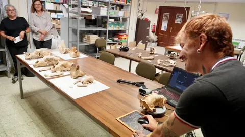Investigadores de la Universidad de León y del Museo Nacional de Ciencias Naturales presentan la primera Campaña de recuperación de restos de fauna del Cuaternario en cuevas de la provincia. Foto: Campillo