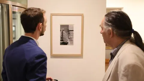 El Museo Casa Botines Gaudí expone las fotografías que Català-Roca hizo en León. Foto: Casa Botines.