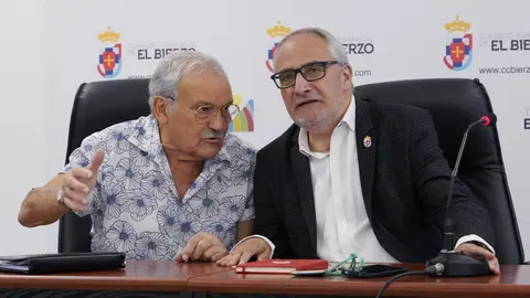 El presidente del Consejo Comarcal, Olegario Ramón (D), junto al presidente de la Fundación Prada a Tope, José Luis Prada (I), durante la presentación de la XVII edición de los Premios Palacio de Canedo. Foto: César Sánchez