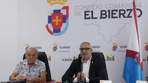 El presidente del Consejo Comarcal, Olegario Ramón (D), junto al presidente de la Fundación Prada a Tope, José Luis Prada (I), durante la presentación de la XVII edición de los Premios Palacio de Canedo. Foto: César Sánchez