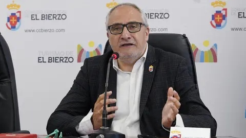 El presidente del Consejo Comarcal, Olegario Ramón, durante la presentación de la XVII edición de los Premios Palacio de Canedo. Foto: César Sánchez