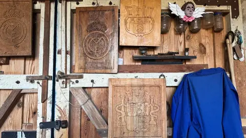 Obras de Laureano Bayón, “Nano”, talladas a mano con maderas nobles. Desde cofres hasta maquetas, cada pieza refleja años de dedicación, paciencia y pasión por un oficio que empezó como pasatiempo y se convirtió en arte.