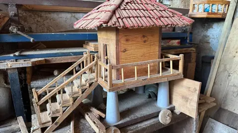 Obras de Laureano Bayón, “Nano”, talladas a mano con maderas nobles. Desde cofres hasta muebles, cada pieza refleja años de dedicación, paciencia y pasión por un oficio que empezó como pasatiempo y se convirtió en arte.