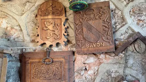 Obras de Laureano Bayón, “Nano”, talladas a mano con maderas nobles. Desde cofres hasta muebles, cada pieza refleja años de dedicación, paciencia y pasión por un oficio que empezó como pasatiempo y se convirtió en arte.