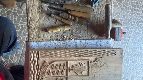 El taller de Nano, donde la madera cobra vida. Entre gubias, cuchillas y trozos de nogal o castaño, Laureano pasa las horas creando piezas únicas, siempre