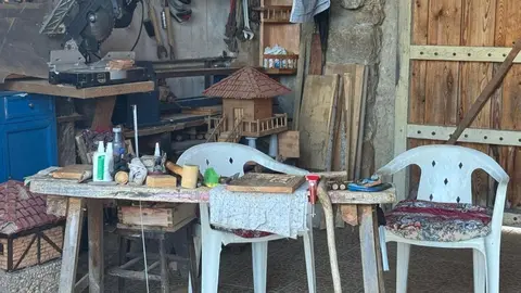 El taller de Nano, donde la madera cobra vida. Entre gubias, cuchillas y trozos de nogal o castaño, Laureano pasa las horas creando piezas únicas, siempre