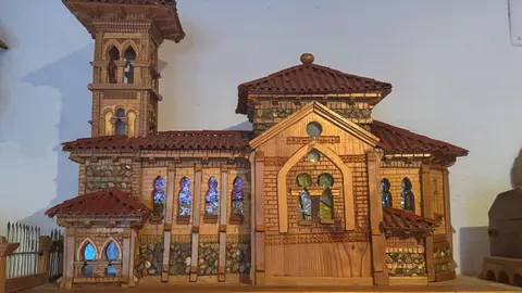 Réplica exacta de la iglesia de Las Ventas de León, tallada en madera y piedra por Nano a partir de planos originales. Es una de sus obras más complejas y valiosas.