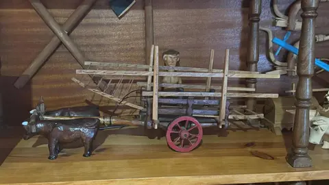 Obras de Laureano Bayón, “Nano”, talladas a mano con maderas nobles. Desde cofres hasta muebles, cada pieza refleja años de dedicación, paciencia y pasión por un oficio que empezó como pasatiempo y se convirtió en arte.
