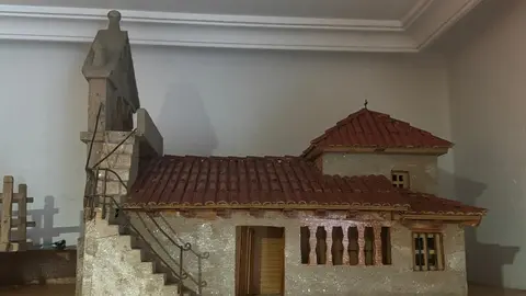Obras de Laureano Bayón, “Nano”, talladas a mano con maderas nobles. Desde cofres hasta muebles, cada pieza refleja años de dedicación, paciencia y pasión por un oficio que empezó como pasatiempo y se convirtió en arte.