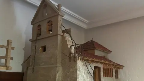 Obras de Laureano Bayón, “Nano”, talladas a mano con maderas nobles. Desde cofres hasta muebles, cada pieza refleja años de dedicación, paciencia y pasión por un oficio que empezó como pasatiempo y se convirtió en arte.