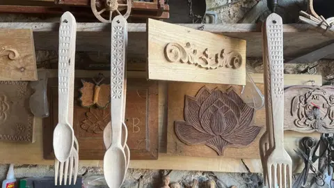 Obras de Laureano Bayón, “Nano”, talladas a mano con maderas nobles. Desde cofres hasta muebles, cada pieza refleja años de dedicación, paciencia y pasión por un oficio que empezó como pasatiempo y se convirtió en arte.