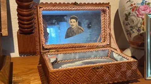 Obras de Laureano Bayón, “Nano”, talladas a mano con maderas nobles. Desde cofres hasta muebles, cada pieza refleja años de dedicación, paciencia y pasión por un oficio que empezó como pasatiempo y se convirtió en arte.