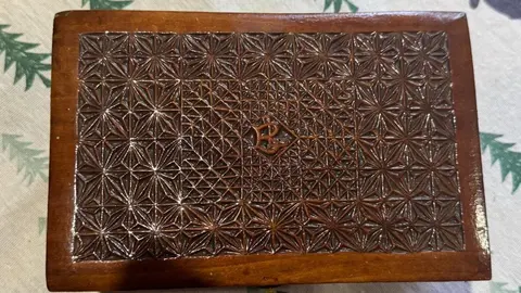 Obras de Laureano Bayón, “Nano”, talladas a mano con maderas nobles. Desde cofres hasta muebles, cada pieza refleja años de dedicación, paciencia y pasión por un oficio que empezó como pasatiempo y se convirtió en arte.