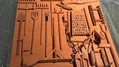 Obras de Laureano Bayón, “Nano”, talladas a mano con maderas nobles. Desde cofres hasta muebles, cada pieza refleja años de dedicación, paciencia y pasión por un oficio que empezó como pasatiempo y se convirtió en arte.