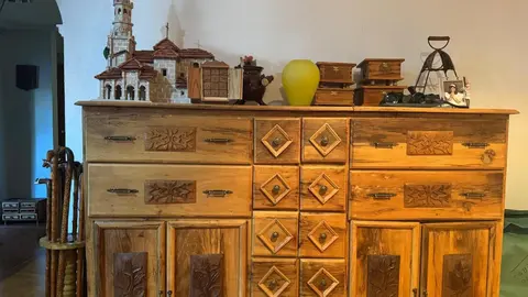 Obras de Laureano Bayón, “Nano”, talladas a mano con maderas nobles. Desde cofres hasta muebles, cada pieza refleja años de dedicación, paciencia y pasión por un oficio que empezó como pasatiempo y se convirtió en arte.