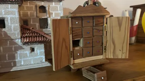 Obras de Laureano Bayón, “Nano”, talladas a mano con maderas nobles. Desde cofres hasta muebles, cada pieza refleja años de dedicación, paciencia y pasión por un oficio que empezó como pasatiempo y se convirtió en arte.