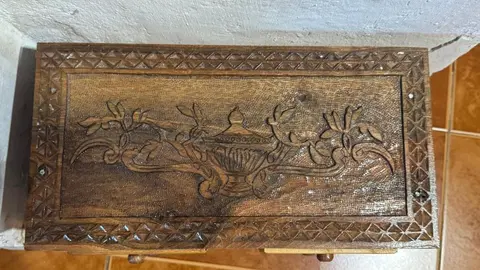 Obras de Laureano Bayón, “Nano”, talladas a mano con maderas nobles. Desde cofres hasta muebles, cada pieza refleja años de dedicación, paciencia y pasión por un oficio que empezó como pasatiempo y se convirtió en arte.