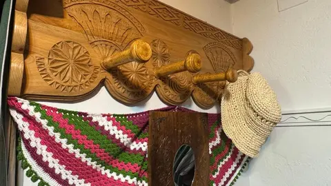 Obras de Laureano Bayón, “Nano”, talladas a mano con maderas nobles. Desde cofres hasta maquetas, cada pieza refleja años de dedicación, paciencia y pasión por un oficio que empezó como pasatiempo y se convirtió en arte.