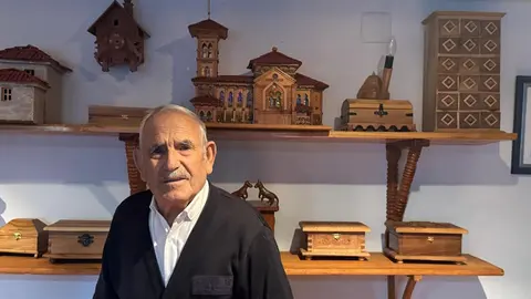 Laureano Bayón, “Nano”, junto a la réplica de la iglesia de Las Ventas de León.