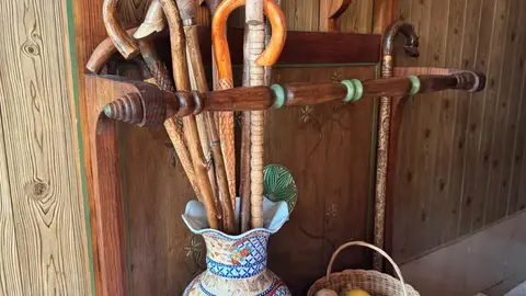 Obras de Laureano Bayón, “Nano”, talladas a mano con maderas nobles. Desde cofres hasta maquetas, cada pieza refleja años de dedicación, paciencia y pasión por un oficio que empezó como pasatiempo y se convirtió en arte.