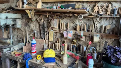 El taller de Nano, donde la madera cobra vida. Entre gubias, cuchillas y trozos de nogal o castaño, Laureano pasa las horas creando piezas únicas, siempre