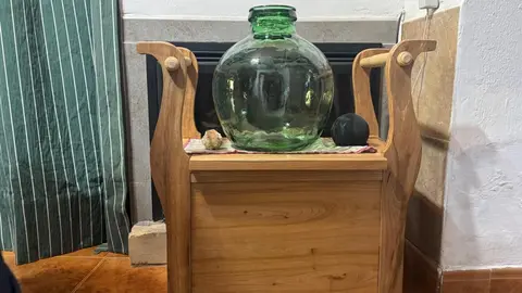 Obras de Laureano Bayón, “Nano”, talladas a mano con maderas nobles. Desde cofres hasta maquetas, cada pieza refleja años de dedicación, paciencia y pasión por un oficio que empezó como pasatiempo y se convirtió en arte.