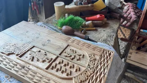 El taller de Nano, donde la madera cobra vida. Entre gubias, cuchillas y trozos de nogal o castaño, Laureano pasa las horas creando piezas únicas, siempre