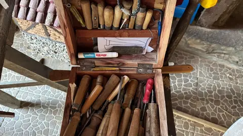 El taller de Nano, donde la madera cobra vida. Entre gubias, cuchillas y trozos de nogal o castaño, Laureano pasa las horas creando piezas únicas, siempre
