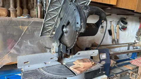 El taller de Nano, donde la madera cobra vida. Entre gubias, cuchillas y trozos de nogal o castaño, Laureano pasa las horas creando piezas únicas, siempre