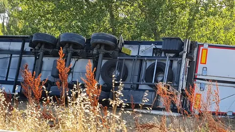 Imagen del camión volcado en la madrugada de este miércoles en en la LE-11, en la glorieta del punto limpio de León.